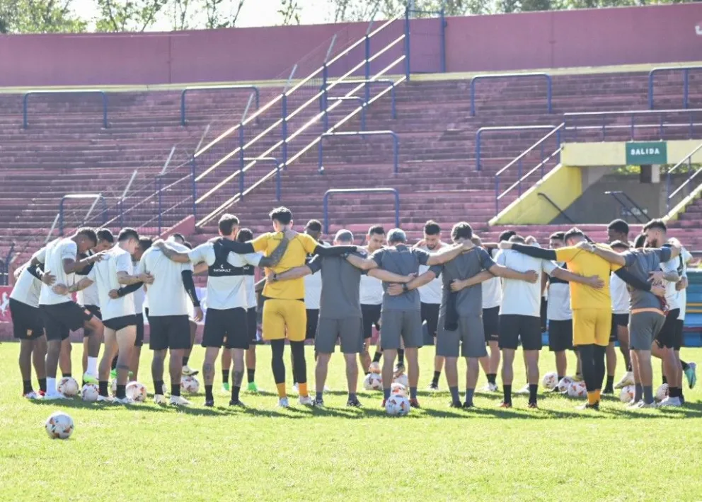 Jugadores y miembros del cuerpo técnico reunidos en la mitad de la cancha del estadio del Deportivo Español. Foto: club The Strongest