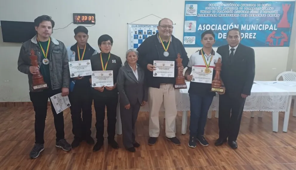Los premiados de la rama masculina. Foto: Federación Boliviana de Ajedrez.