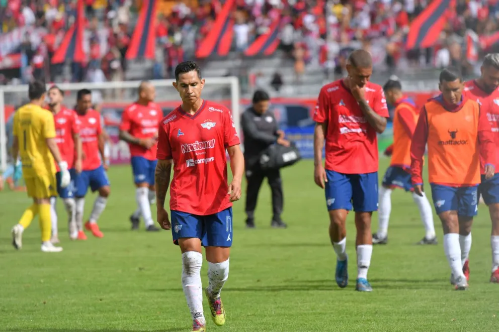 Los jugadores de Wilstermann abandonan el Capriles en uno de los partidos que perdieron en el torneo. Foto: APG