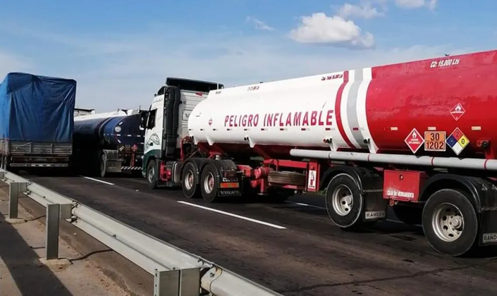 Cisternas varadas en una carretera nacional, durante un anterior bloqueo (foto referencial). Foto: ANH