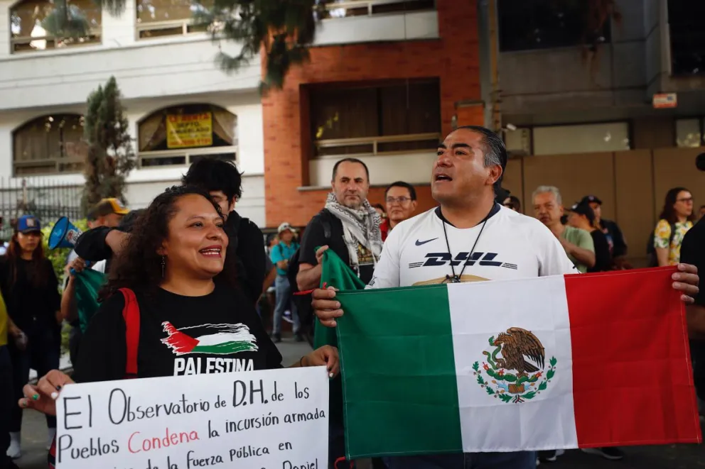 Mexicanos protestan afuera de la Embajada de su país en Quito, el sábado pasado. Foto: EFE 