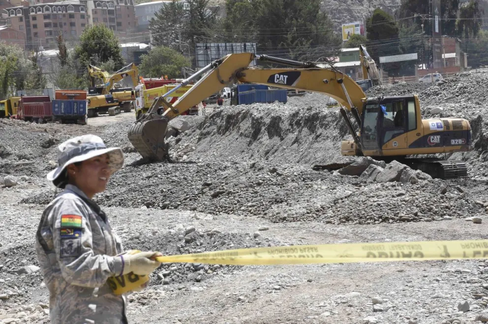 Personal de las FFAA en una inspección a las labores de limpieza y el armado de defensivos en el sector de El Gramadal, zona Sur de La Paz. Foto: APG