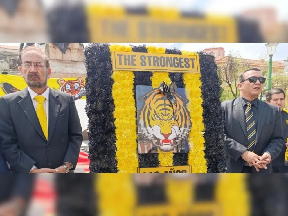 Hinojosa (izq.) y Terrazas con la ofrenda floral en plaza Murillo. Fotos: Marcos Bonilla.