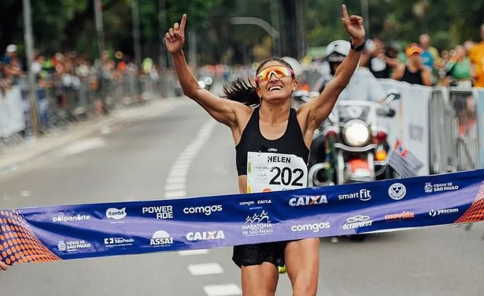 La boliviana cruza la meta en la Maratón de Sao Paulo. Foto: Helen Baltazar.