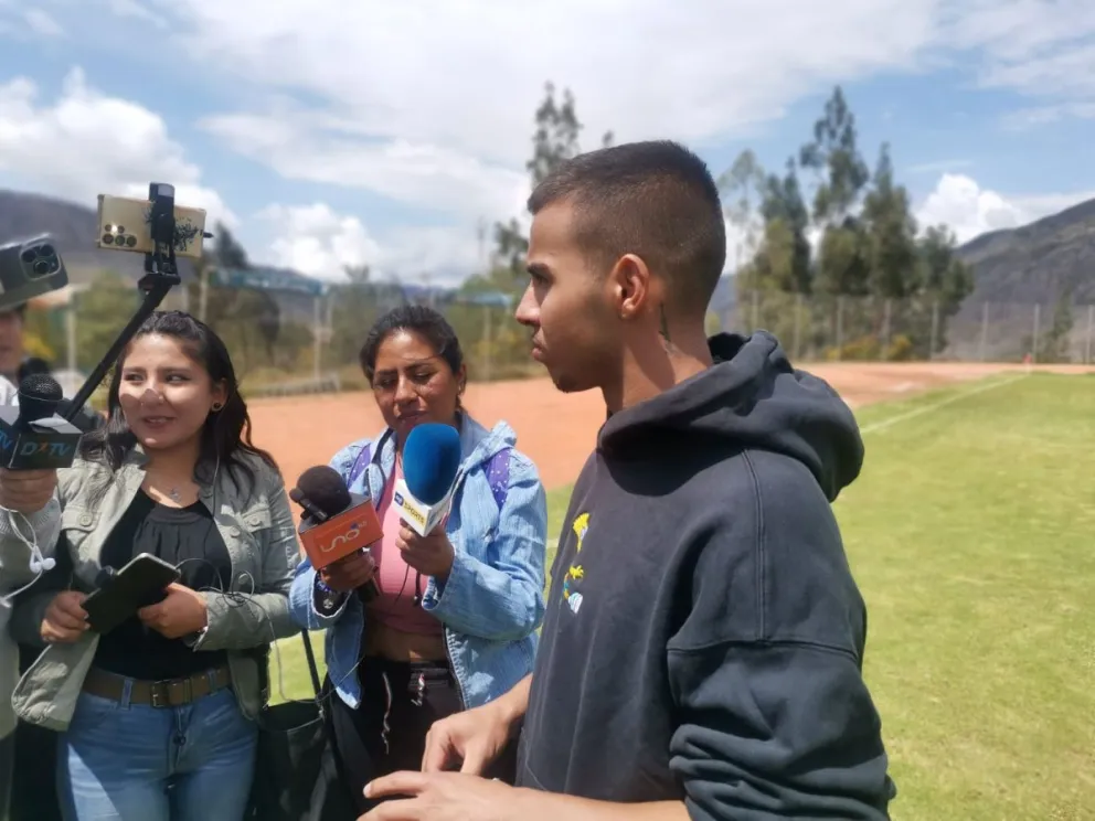 Robson Matheus en la conferencia de prensa que dio en la zona de Huajchilla. Foto: Jhony Mollinedo /Visión 360