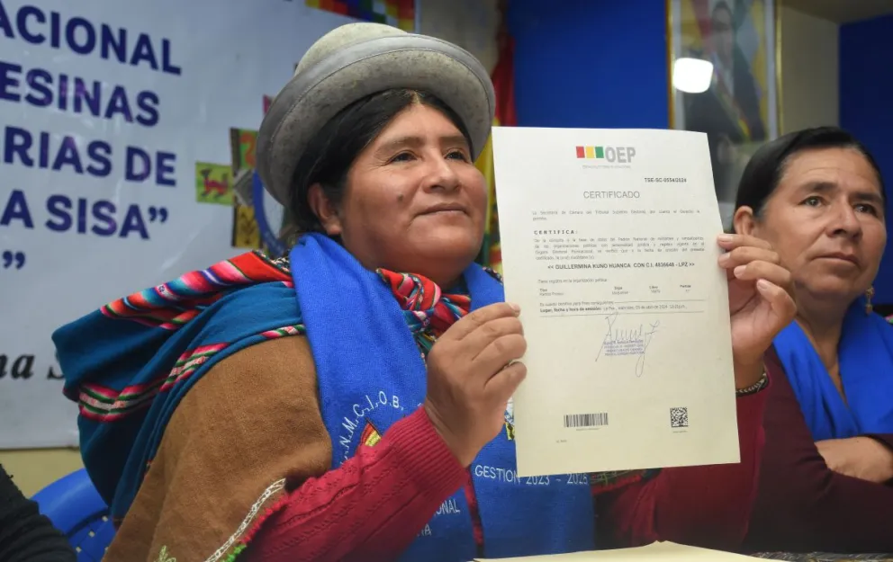 Kuno cuando presentó su certificado de militancia otorgado por el TSE. Foto: APG