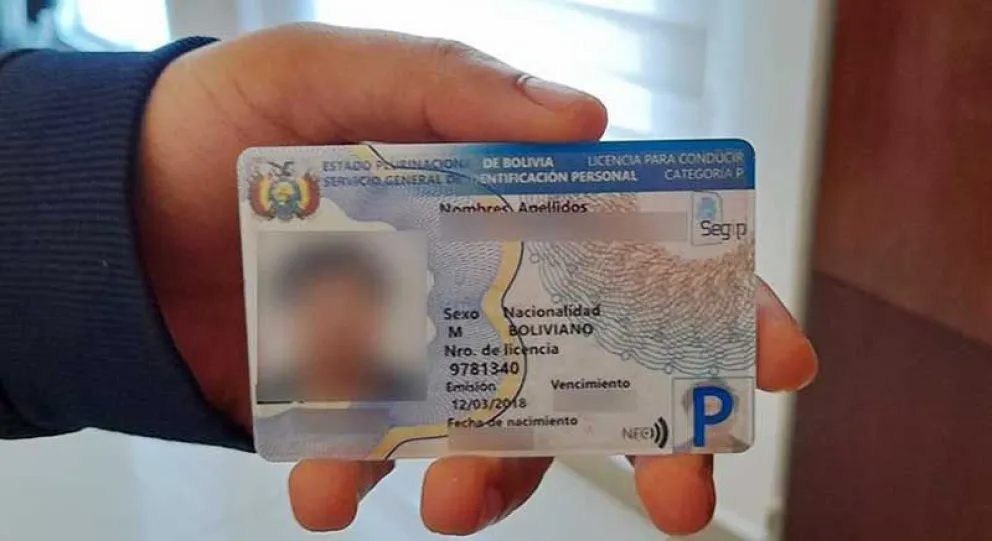 Un ciudadano boliviano muestra una licencia de conducir. Foto. ABI
