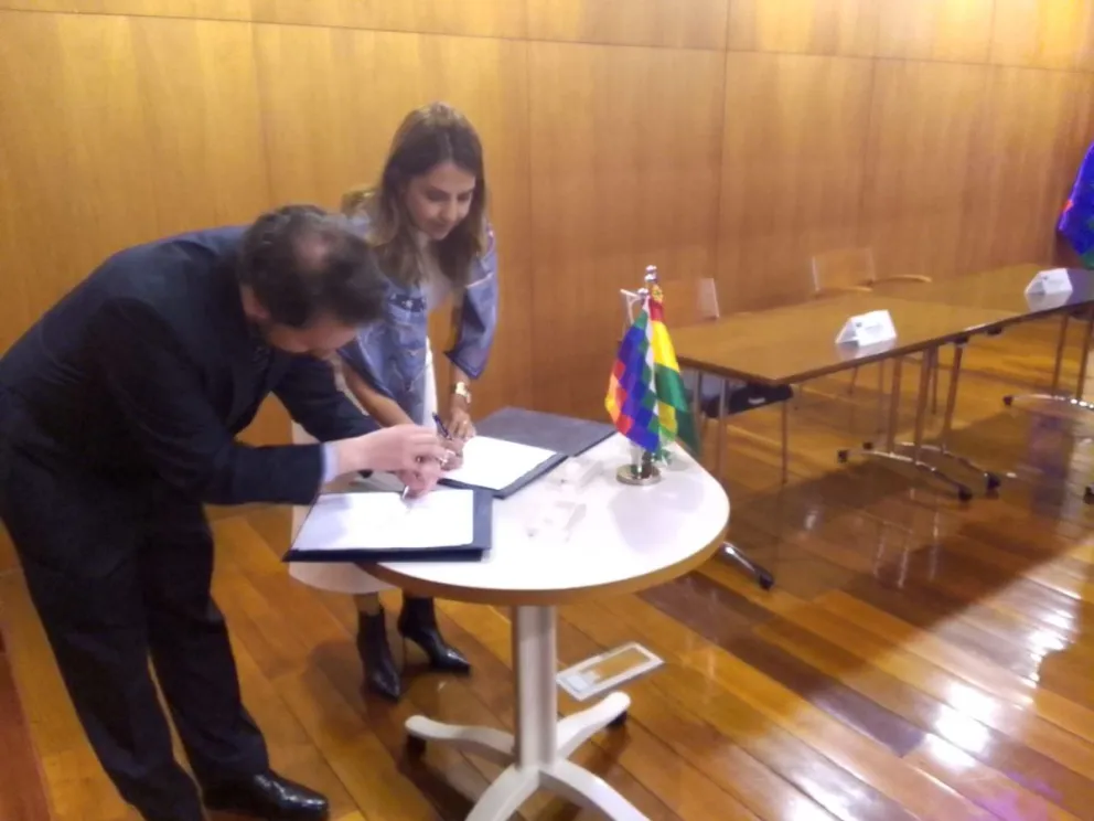 Firma del convenio entre CAF y FLADES. Foto: Jorge Soruco /Visión 360