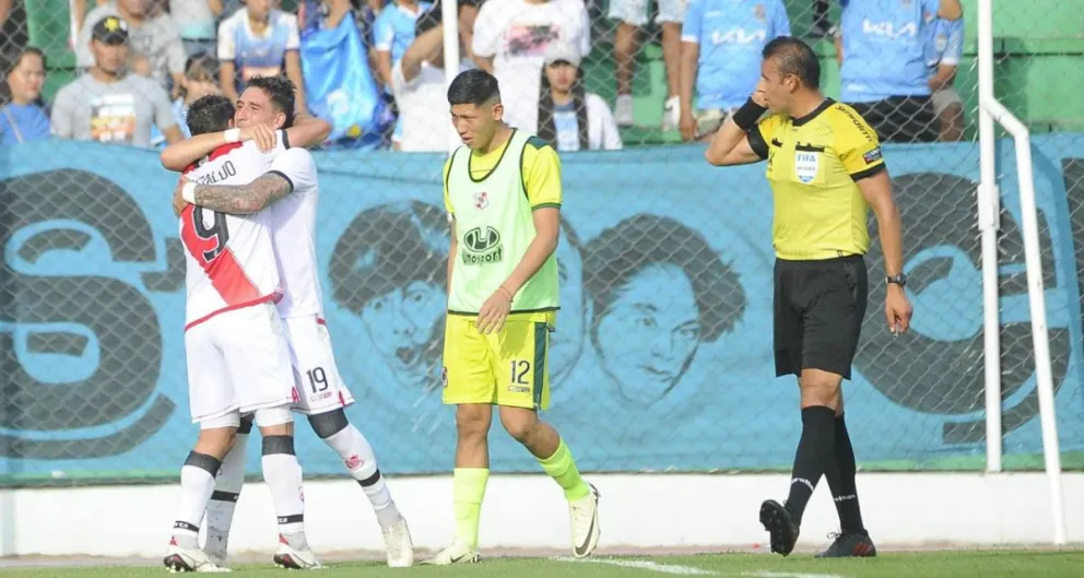 Gery Vargas (der.) dirigió el sábado Blooming vs. Nacional Potosí. Luego hubo denuncia que junto a sus asistentes fueron emboscados.