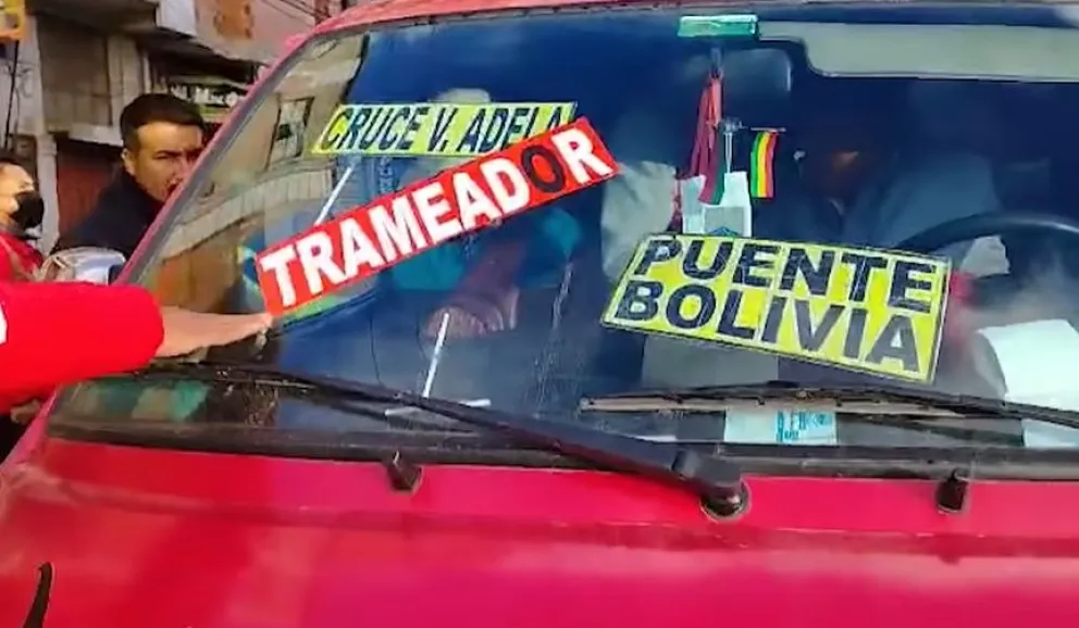 Funcionarios de la Alcaldía de El Alto colocan un sticker de trameador a un minibús infractor. Foto: GAMEA