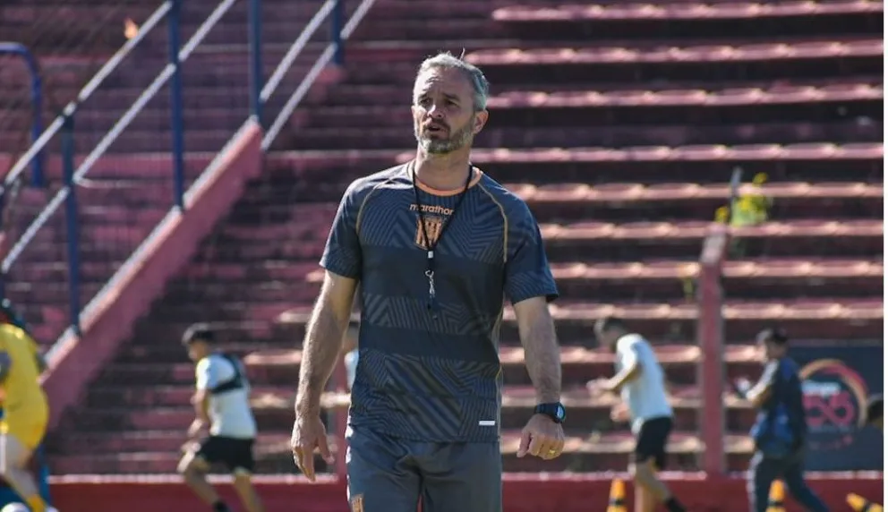 Pablo Lavallén en cancha de Deportivo Español donde el Tigre se entrenó. Foto The Strongest