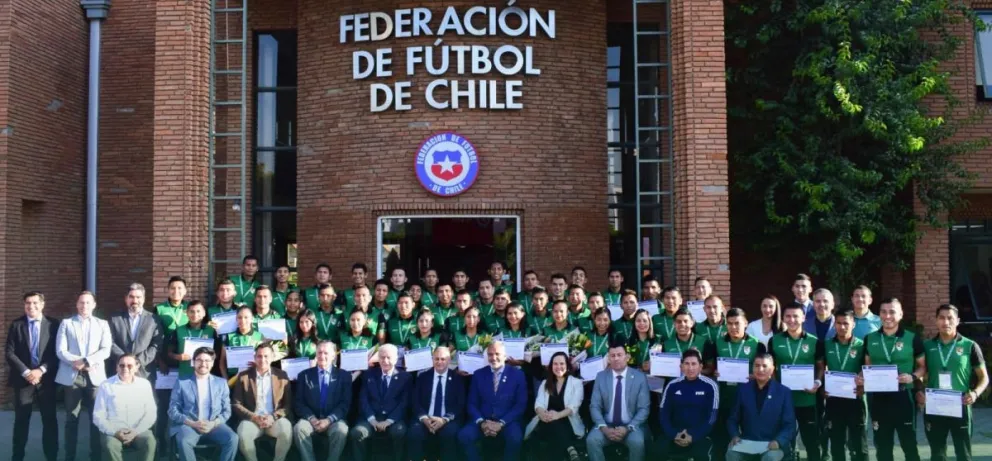 Los árbitros becados con sus certificados posan con autoridades de la FBF y del INAF después de la clausura del curso. Foto: Facebook FBF.