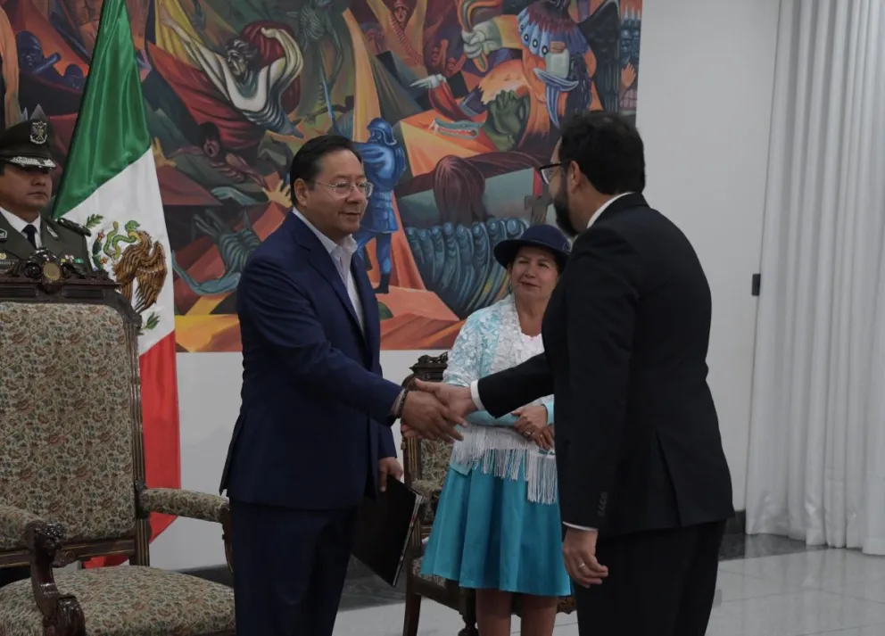 El presidente Luis Arce saluda al nuevo embajador de México en Bolivia, Eduardo Sosa Cuevas. Foto. APG