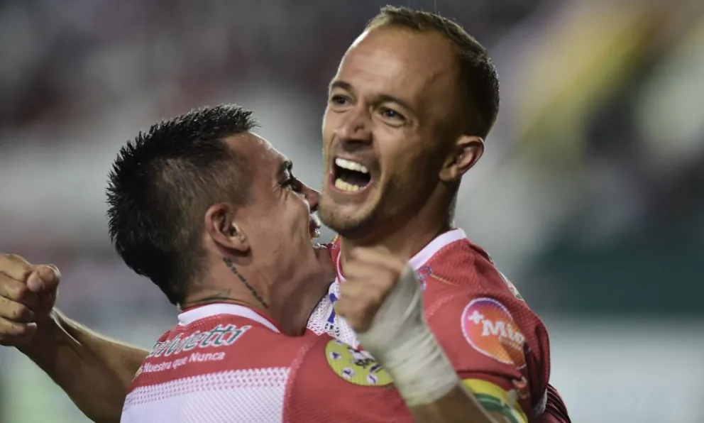Juan Godoy (der.) anotó el segundo gol de Independiente y lo celebra con un compañero. Foto: APG
