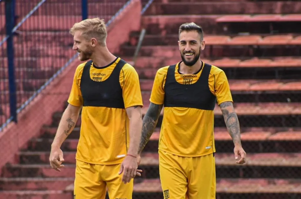 Maximilano Caire (izq.) y Luciano Ursino, dos seguros titulares ante Estudiantes. Foto: club The Strongest