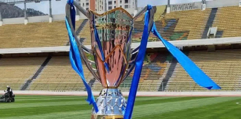 El trofeo que se entregó a The Strongest por el título nacional obtenido en 2023. Foto: Archivo digital. 