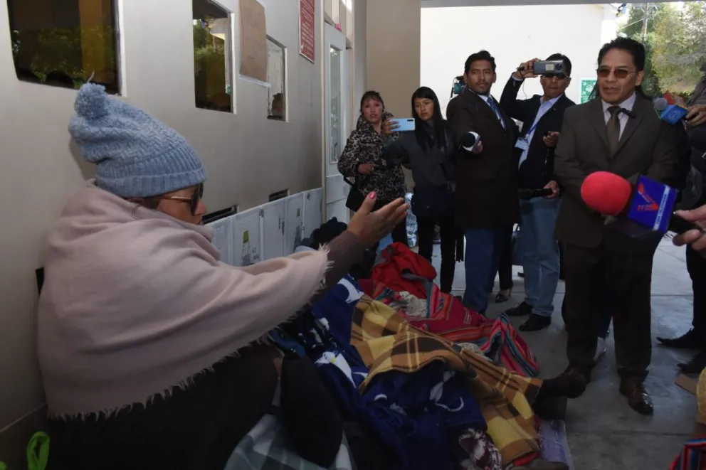 El viceministro en un recorrido que realizó hoy por centros de salud en La Paz. Foto: APG