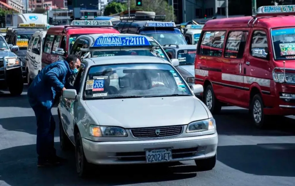 Un ciudadano consulta la tarifa a un radiotaxi en el centro de La Paz. Foto: GAMLP, ERBOL.