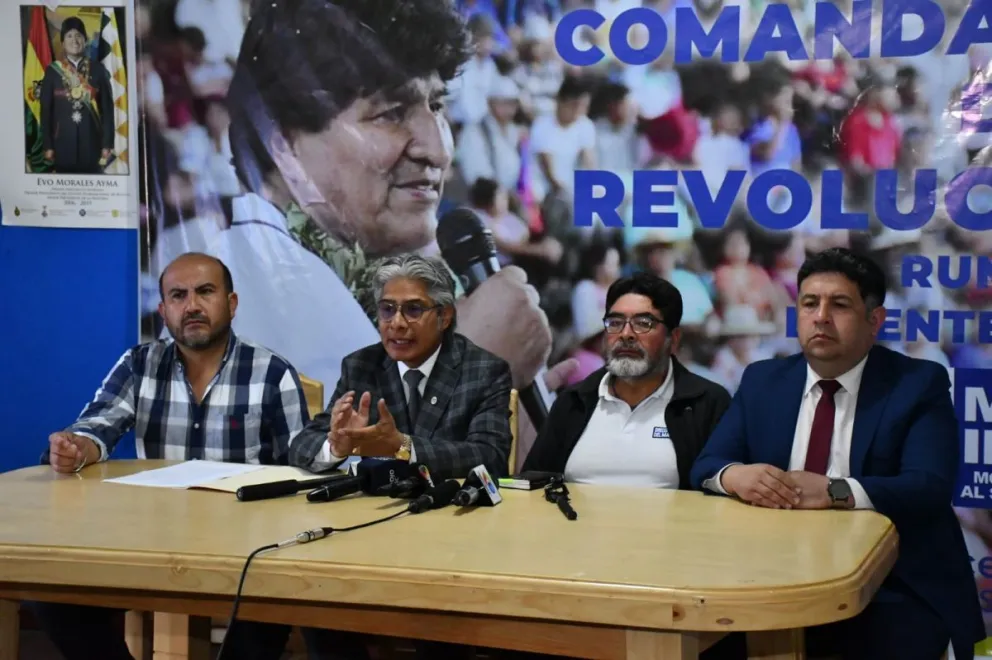 El abogado del ala "evista" del MAS, Wilfredo Chávez en la conferencia de este martes. Foto: APG