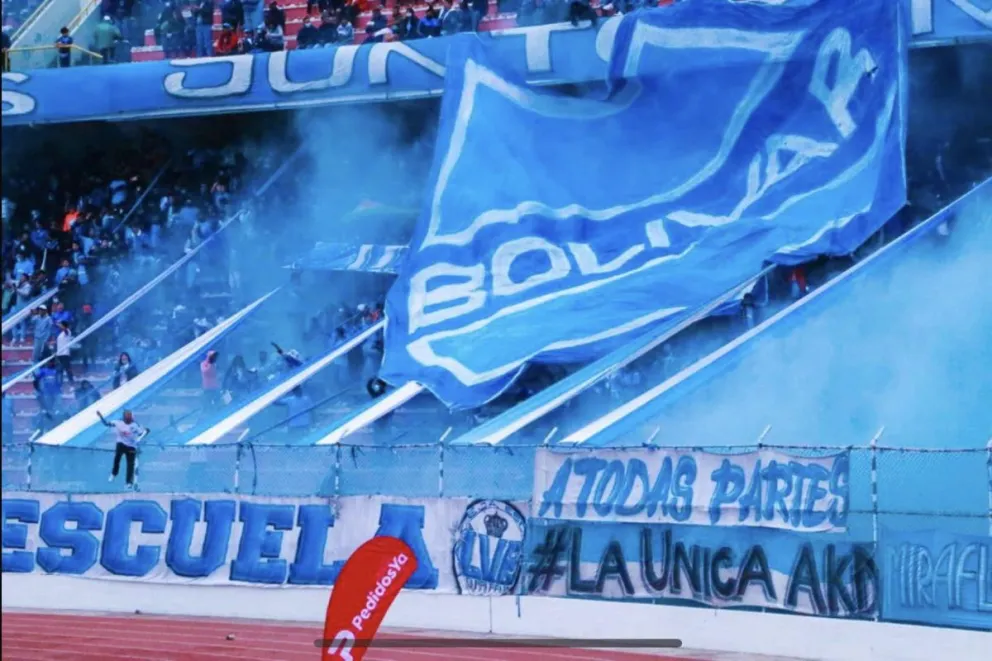 La curva norte con la bandera de Bolívar. Foto: La Vieja Escuela.