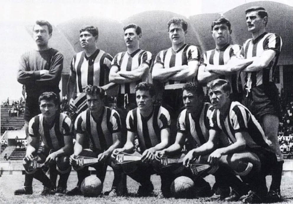 El plante de The Strongest posa en el estadio Atahualpa el día que le ganó a deportivo Quito. Foto: Conmebol