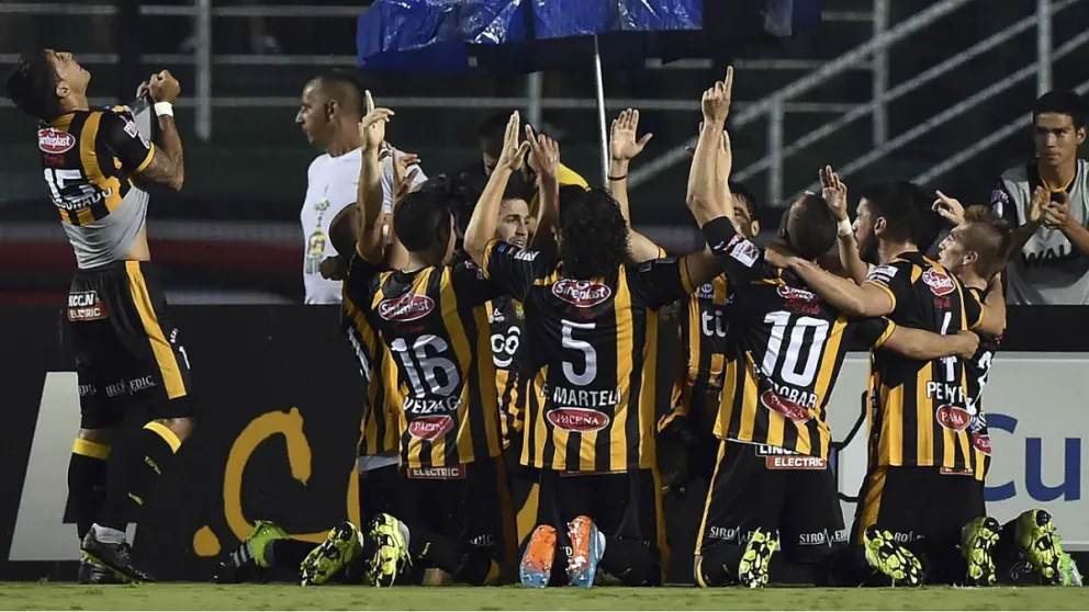 Jugadores de The Strongest festejan el triunfo de 2016 a Sao Paulo. Foto: Conmebol