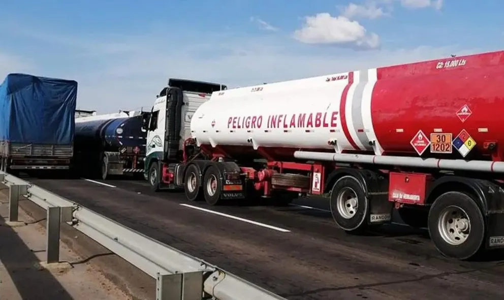 Cisternas paradas en la vía. Foto: ANH