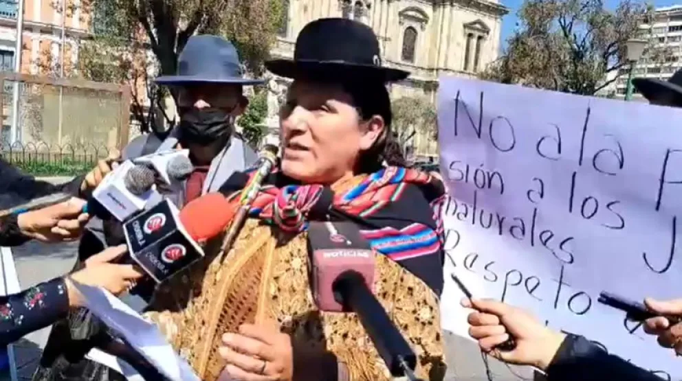 Eusebia Zambrana, autoridad de la comunidad, declara a los medios de comunicación, en la ciudad de La Paz. Foto. Captura