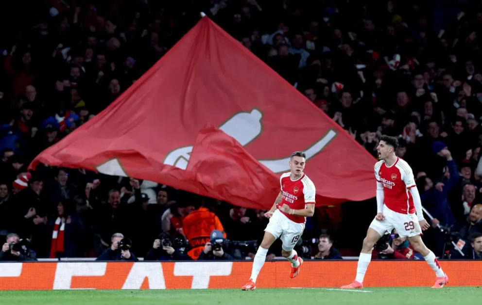 EL jugador del Arsenal Leandro Trossard (I) celebrates con Kai Havertz el 2-2. Foto: EFE