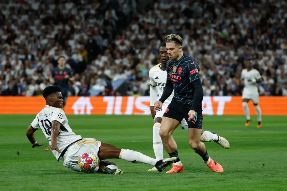 Grealish (der.), del Manchester City, intenta llevarse el balón ante Tchouameni. Foto: EFE.