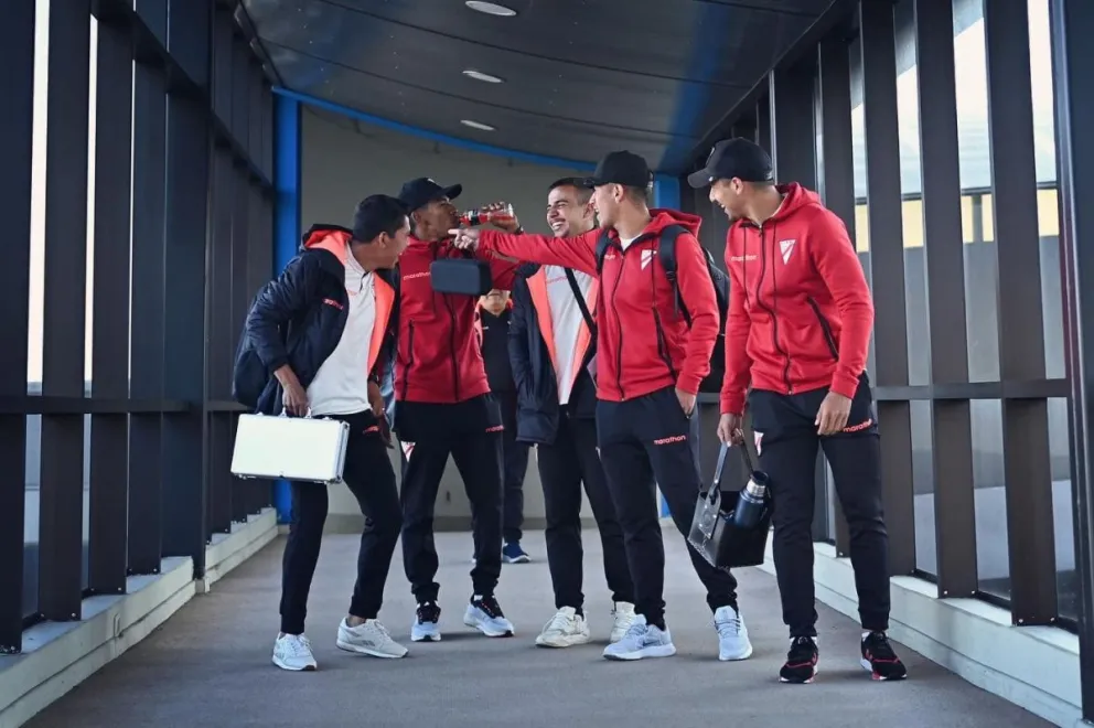 Abastoflor, Robson, Suárez y Briceño hacen una broma a Medina, antes de partir a Buenos Aires. Foto Always Ready