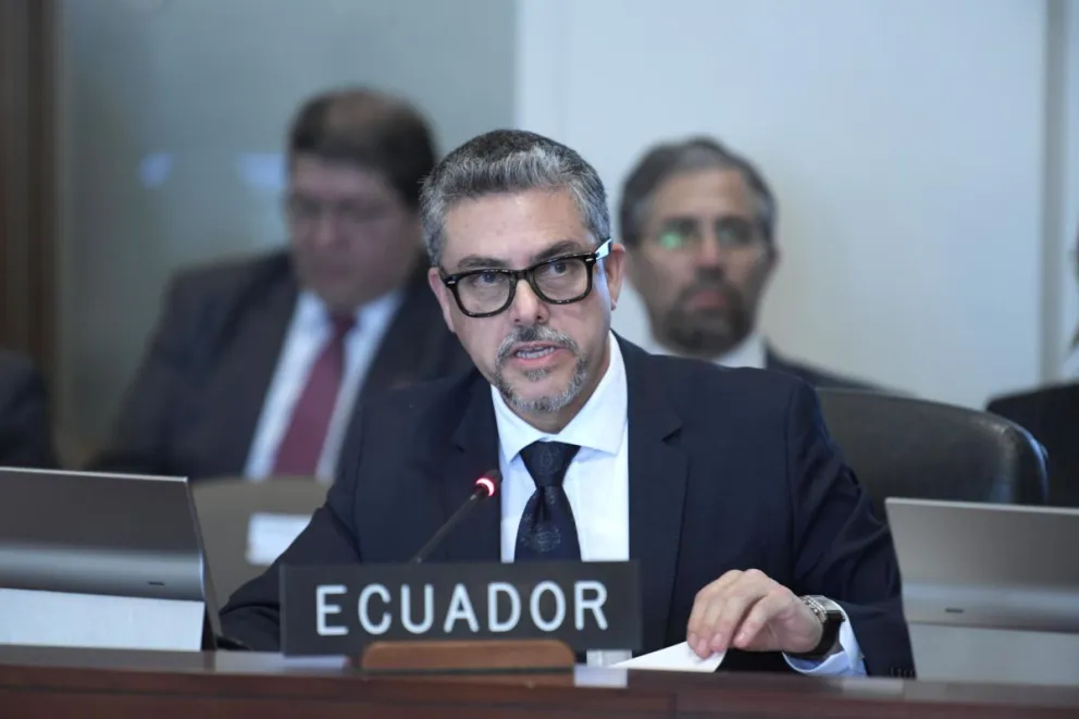 El viceministro de Movilidad Humana de Ecuador, Alejandro Dávalos, habla durante una reunión del Consejo Permanente de la OEA, en Washington (Estados Unidos).  Foto: EFE