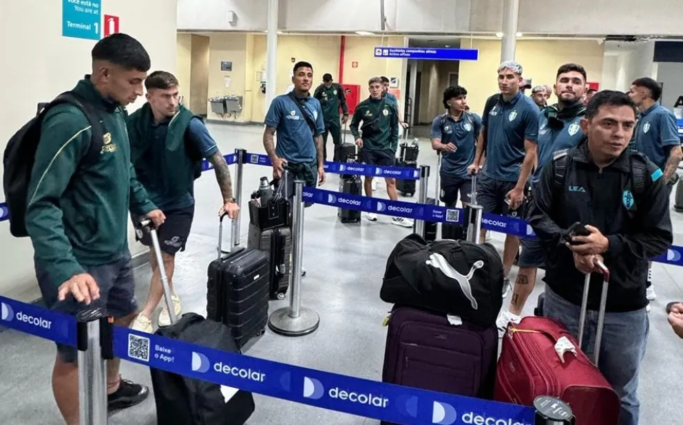 Jugadores del club tarijeño en pleno viaje a Brasil. Foto: Real Tomayapo.
