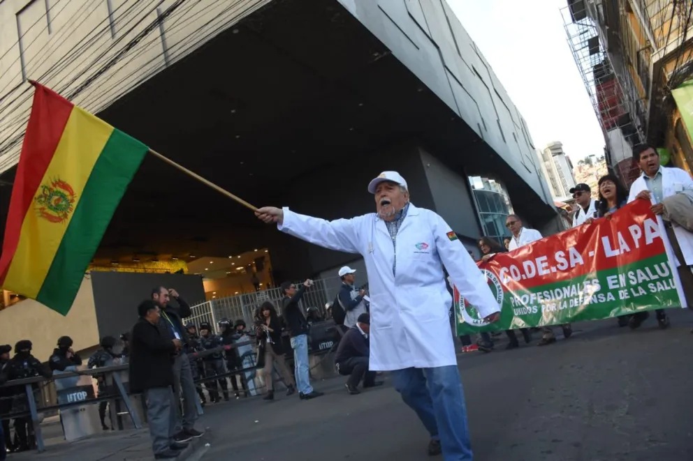 Médicos tomaron las principales calles de la ciudad de La Paz en rechazo a la "jubilación forzosa". Foto. APG.