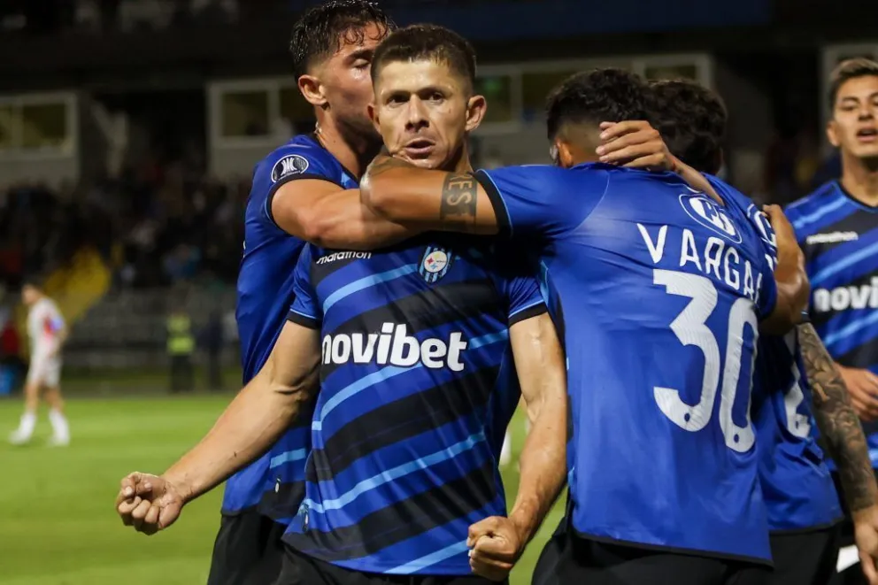 Los jugadores de Huachipato celebran el segundo gol. Foto: La Tercera