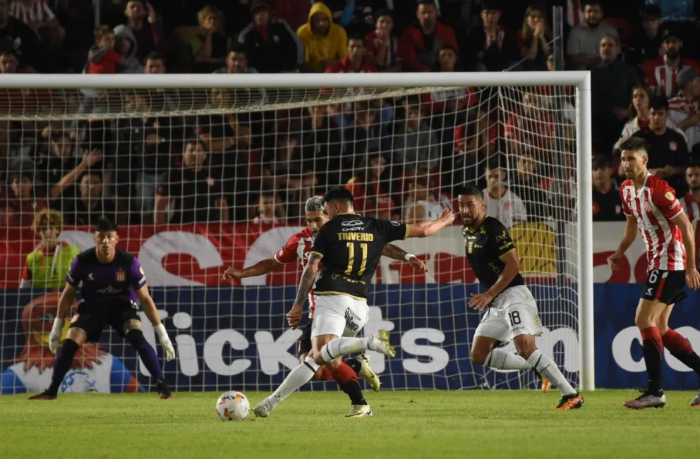 Enrique Triverio (11) saca el zurdazo que se convertirá en el gol del Tigre. Foto: APG