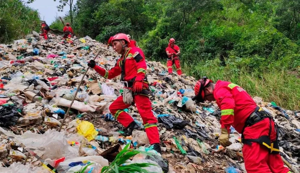 Personal de la Unidad de Bomberos realiza la búsqueda de la mujer en la zona de los Yungas, en La Paz. Foto: Policía Boliviana.