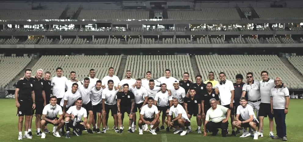 El plantel de Nacional Potosí en el reconocimiento al estadio Castelao vdd Fortaleza. Foto: Nacional Potosí 