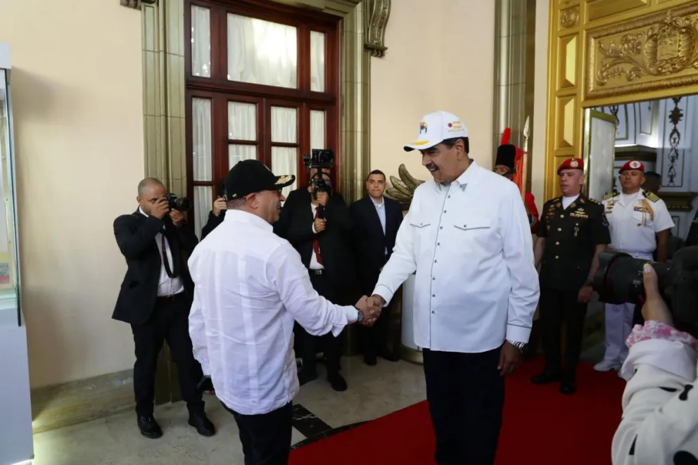 El presidente de Colombia, Gustavo Petro, saluda a su homólogo de Venezuela, Nicolás Maduro, en el Palacio de Miraflores. Foto: EFE 