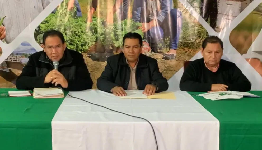 El viceministro de Tierras, Ramiro Guerreo, el ministro de Desarrollo Rural y Tierras, Santos Condori, y el director del INRA, Eulogio Núñez. Foto: ABI