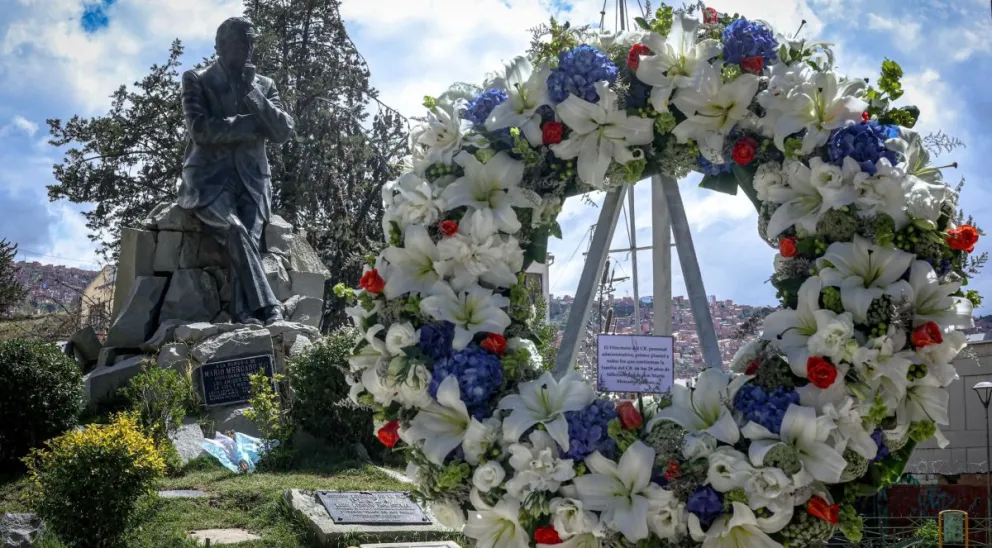 Una foto de archivo de la estatúa de don Mario Mercado en la Plaza Bolivia. Foto: MAM