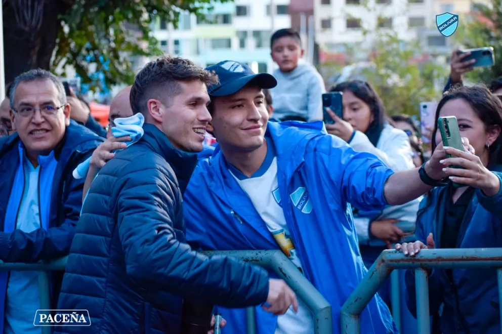Patricio Rodríguez, comparte con un hincha antes del inicio de unos de los partidos de este año. Foto: club Bolívar
