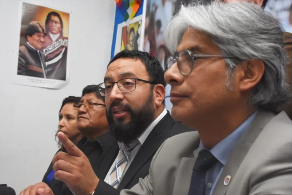 El brazo jurídico del MAS "evista" en contacto con la prensa, este miércoles. Foto: APG