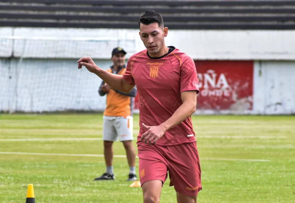 El central Luis Demiquel, uno de los futbolistas del Tigre que viaja a Santa Cruz. Foto: club The Strongest