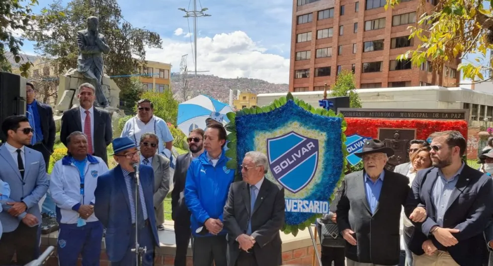 La ofrenda floral que se realizó en 2023. Foto: Marcelo Avendaño.