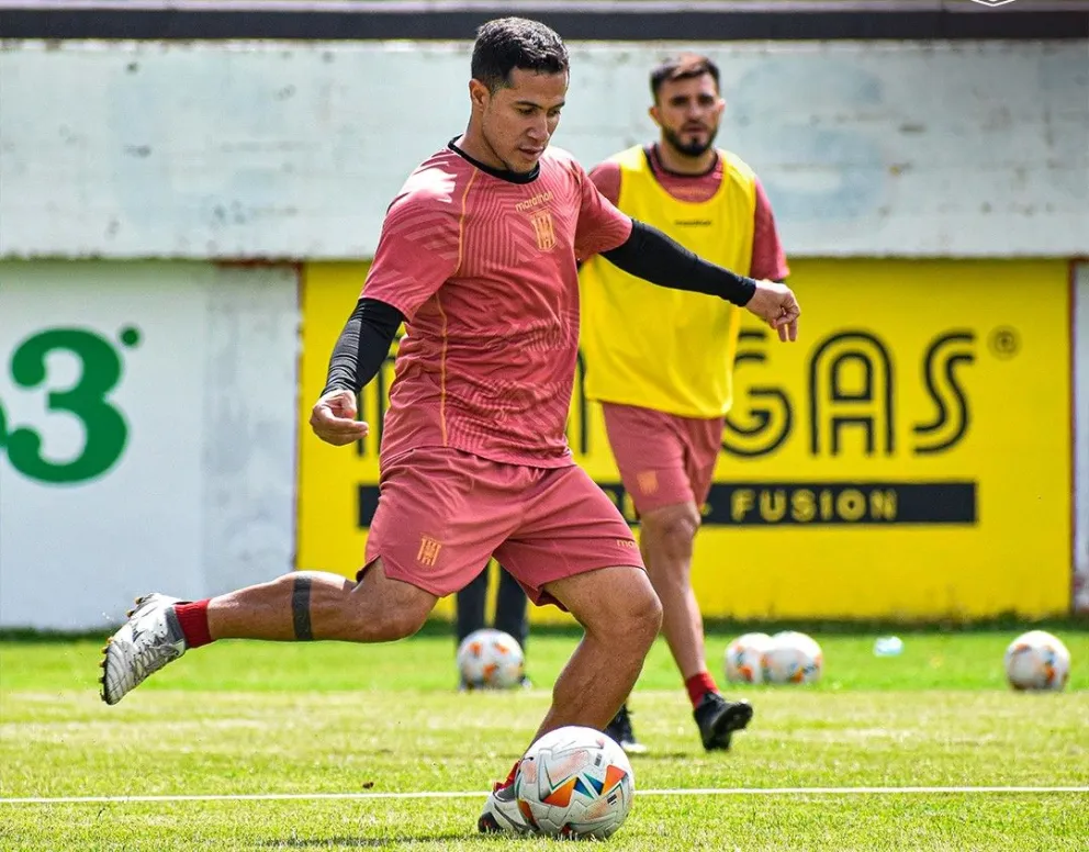 Michael Ortega le pega a la pelota en un entrenamiento del Tigre en Achumani. Foto: club The Strongest