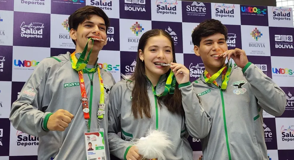 Los tres medallistas bolivianos del karate con sus preseas. Foto: Viceministerio de Deportes.