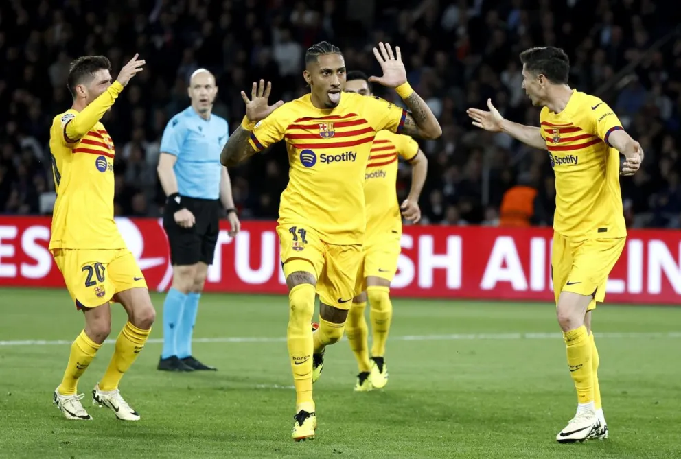 Raphinha (centro) celebra su gol para el Barcelona ante el PSG. Foto: EFE.