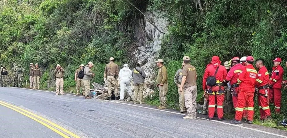 Efectivos se aprestan a iniciar una nueva jornada de búsqueda de la mujer que desapareció en Nor Yungas. Foto. Policía Boliviana.