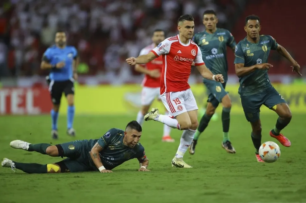 El colombiano Rafael Santos Borré (centro) deja en el camino a Rioja, pero perderá la pelota con Padilha. Foto: Conmebol